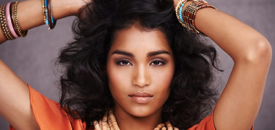 model-wearing-accesories model-wearing-accesories