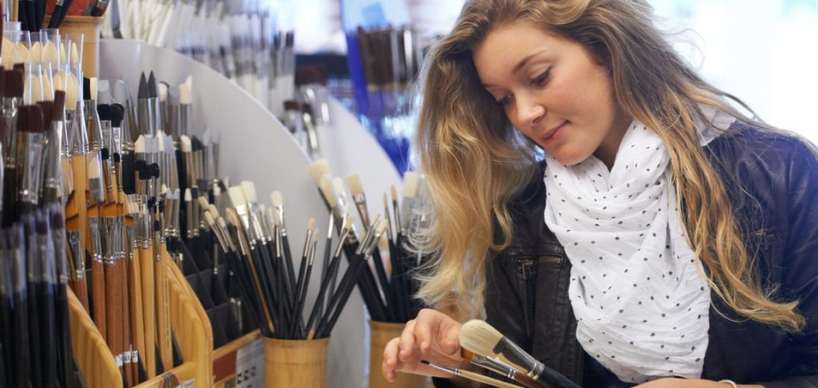 women-pick-brush women-pick-brush